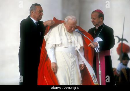 4069713 città del Vaticano, 17 novembre 2000. Papa Giovanni Paolo II durante un'udienza a San Piazza Pietro (foto); (add.info.: città del Vaticano; Città del Vaticano, Stato del Vaticano (Santa sede); Stato del Vaticano, Piazza San Pietro; Piazza San Roma, Città del Vaticano, 17 novembre 2000. Papa Giovanni Paolo II durante un'udienza in piazza San Pietro); © Marcello Mencarini. Tutti i diritti riservati 2024. Foto Stock