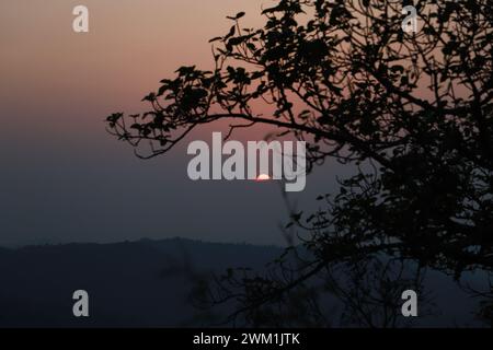 Il tramonto (o tramonto) è la scomparsa del Sole sotto l'orizzonte della Terra Foto Stock