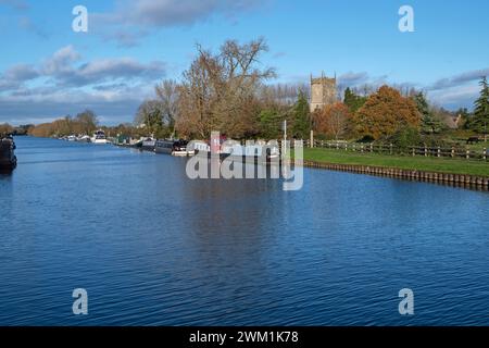 Scendi in una soleggiata giornata autunnale con chiatte e case galleggianti ormeggiate sul canale di Gloucester e Sharpness a Frampton su Severn nel Regno Unito Foto Stock