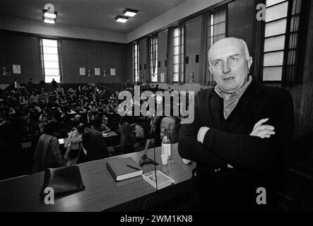 4070235 Roma, Università la Sapienza, 1980. Lo scrittore italiano Giovanni Testori tiene una conferenza (foto); (add.info.: Roma; Roma, Italia; Italia, Università la Sapienza; uni Roma, Università la Sapienza, 1980. Lo scrittore Giovanni testi tiene una conferenza); © Marcello Mencarini. Tutti i diritti riservati 2024. Foto Stock