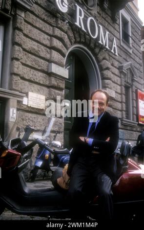 4070378 Roma, 1995. L'attore e regista italiano Carlo Verdone di fronte al suo cinema "Roma" in Viale Trastevere (foto); (add.info.: Roma; Roma, Italia, viale Trastevere Roma, 1995. L'attore e regista Carlo Verdone davanti al suo cinema 'Roma' a viale Trastevere); © Marcello Mencarini. Tutti i diritti riservati 2024. Foto Stock