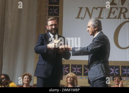 4070441 Mostra del Cinema di Venezia 1984. Il regista polacco Krzysztof Zanussi ha ricevuto il Premio Leone d'Oro per il miglior film ('Un anno del sole tranquillo') di Michelangelo Antonioni (foto); (add.info.: Lido di Venezia; Lido di Venezia, Italia; Italia, mostra del Cinema di Venezia 1984. Il regista Krzysztof Zanussi riceve il Leoned'oro per il miglior film ('l'anno del sole quieto') da Michelangelo Antonioni); © Marcello Mencarini. Tutti i diritti riservati 2024. Foto Stock