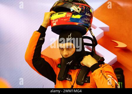 Sakhir, Bahrein. 23 febbraio 2024. Oscar Piastri (AUS) McLaren. Formula 1 Testing, giorno tre, venerdì 23 febbraio 2024. Sakhir, Bahrein. Crediti: James Moy/Alamy Live News Foto Stock