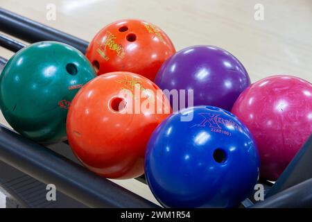 Palle da bowling in rack presso Bowling Alley Foto Stock