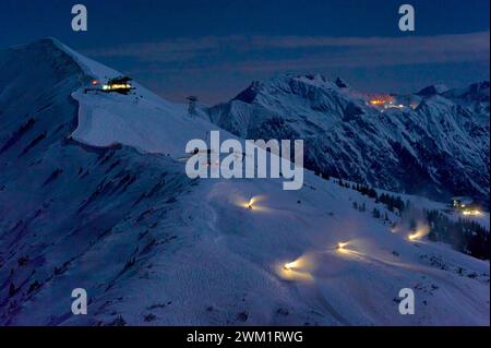 Cannoni da neve sul Fellhorn di notte in inverno Foto Stock