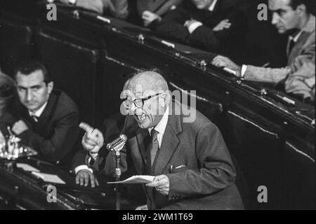 MME4719519 Roma, circa 1960 politico italiano segretario del Partito Socialista Italiano Pietro Nenni alla camera dei deputati/Roma, 1960 circa il politico Pietro Nenni, segretario del Partito Socialista Italiano (PSI), a Montecitorio, camera dei deputati - Marcello Mencarini Archivi storici; (add.info.: Roma, circa 1960 politico italiano segretario del Partito Socialista Italiano Pietro Nenni alla camera dei deputati/Roma, 1960 circa il politico Pietro Nenni, segretario del Partito Socialista Italiano (PSI), a Montecitorio, camera dei deputati - Archivio storico Marcello Mencarini); Foto Stock