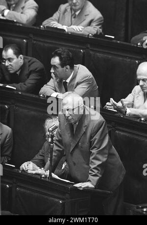 MME4719503 Roma, circa 1960 politico italiano segretario del Partito Socialista Italiano Pietro Nenni alla camera dei deputati/Roma, 1960 circa il politico Pietro Nenni, segretario del Partito Socialista Italiano (PSI), a Montecitorio, camera dei deputati - Marcello Mencarini Archivi storici; (add.info.: Roma, circa 1960 politico italiano segretario del Partito Socialista Italiano Pietro Nenni alla camera dei deputati/Roma, 1960 circa il politico Pietro Nenni, segretario del Partito Socialista Italiano (PSI), a Montecitorio, camera dei deputati - Archivio storico Marcello Mencarini); Foto Stock