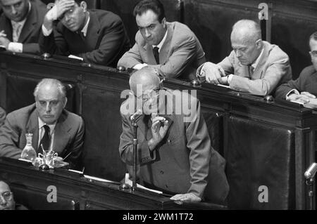 MME4719513 Roma, circa 1960 politico italiano segretario del Partito Socialista Italiano Pietro Nenni alla camera dei deputati/Roma, 1960 circa il politico Pietro Nenni, segretario del Partito Socialista Italiano (PSI), a Montecitorio, camera dei deputati - Marcello Mencarini Archivi storici; (add.info.: Roma, circa 1960 politico italiano segretario del Partito Socialista Italiano Pietro Nenni alla camera dei deputati/Roma, 1960 circa il politico Pietro Nenni, segretario del Partito Socialista Italiano (PSI), a Montecitorio, camera dei deputati - Archivio storico Marcello Mencarini); Foto Stock