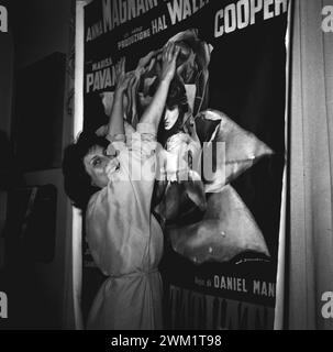 MME4720085 Roma, 1956 attrice Anna Magnani davanti al manifesto del film “” il tatuaggio delle Rose”/Roma, 1956 l’attrice Anna Magnani davanti al manifesto del film “” la rosa tatuata”/- Archivio storico Marcello Mencarini; (add.info.: Roma, 1956 attrice Anna Magnani davanti al poster del film “” il tatuaggio delle Rose”/Roma, 1956 l’attrice Anna Magnani davanti al manifesto del film “” la rosa tatuata”/- Archivio storico Marcello Mencarini); foto © Archivi Marcello Mencarini. Foto Stock