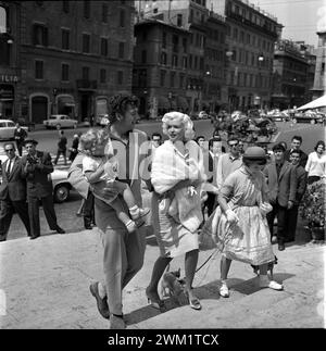 MME4722623 Roma, Scalinata di piazza di Spagna, 1960. L'attrice americana Jayne Mansfield, il suo secondo marito Mickey Hargitay e i loro figli/Roma, Trinidad dei Monti, 1960. L'attrice americana Jayne Mansfield, il suo secondo marito Mickey Hargitay e i loro figli - (add.info.: Roma, Piazza di Spagna, 1960. L'attrice americana Jayne Mansfield, il suo secondo marito Mickey Hargitay e i loro figli/Roma, Trinidad dei Monti, 1960. L'attrice americana Jayne Mansfield, il suo secondo marito Mickey Hargitay e i loro figli -); foto © Aldo Durazzi/Marcello Mencarini Archives. Foto Stock