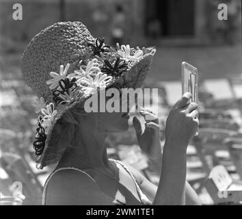 MME4722619 Brigitte Bardot nel film “A Very Private Affair”, 1961 (foto in bianco e nero); (add.info.: attrice francese Brigitte Bardot con occhiali da sole e un cappello di fiori nel film di Louis Malle vie privee - Spoleto, Italia, 6 agosto 1961.); foto © Aldo Durazzi/Marcello Mencarini Archives. Foto Stock