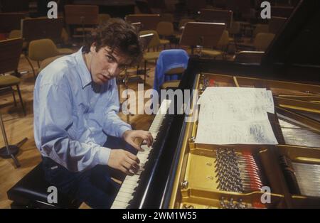 MME4729049 Roma, Auditorium RAI al foro Italico, circa 1982. Pianista classico tedesco Alexander Lonquich durante una prova/Roma, Auditorium RAI del foro Italico, 1982 circa. Pianista Alexander Lonquich durante una prova -; (add.info.: Roma, RAI Auditorium al foro Italico, circa 1982. Pianista classico tedesco Alexander Lonquich durante una prova/Roma, Auditorium RAI del foro Italico, 1982 circa. Il pianista Alexander Lonquich durante una prova -); © Marcello Mencarini. Tutti i diritti riservati 2024. Foto Stock