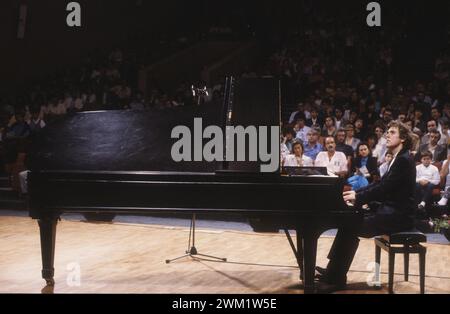 MME4728946 Roma, Auditorium RAI al foro Italico, circa 1982. Pianista classico tedesco Alexander Lonquich Performing/Roma, Auditorium RAI del foro Italico, 1982 circa. Il pianista Alexander Lonquich durante un concerto -; (add.info.: Roma, RAI Auditorium al foro Italico, circa 1982. Pianista classico tedesco Alexander Lonquich Performing/Roma, Auditorium RAI del foro Italico, 1982 circa. Il pianista Alexander Lonquich durante un concerto -); © Marcello Mencarini. Tutti i diritti riservati 2024. Foto Stock
