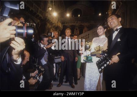 MME4745031 Venezia, Palazzo Ducale, Mostra del Cinema di Venezia 1992. L'attrice cinese Gong li, vincitrice del Premio Coppa Volpi come migliore attrice per il suo ruolo nel film "la storia di Qiu Ju" (Qiu Ju da guansi) e il suo regista Zhang Yimou, vincitrice del Premio Leone d'Oro per il miglior film/Lido di Venezia, Mostra del Cinema di Venezia 1992. L'attrice cinese Gong li, vincitrice della Coppa volpi per la migliore attrice per il suo ruolo nel film “” la storia di Qiu Ju”” (qui Ju da guansi), e il suo regista Zhang Yimou, vincitore del Leone d'oro per il miglior film -; (add.info.: Venezia, Palazzo Ducale, Ven Foto Stock