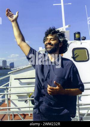 MME4768511 New York City, 5 luglio 2000. Cantante Andrea Bocelli in traghetto tra Battery Park a Manhattan e Liberty State Park. È a New York per eseguire il suo ""Statue of Liberty Concert"" al Liberty State Park del New Jersey in onore degli immigrati italiani/New York, 5 luglio 2000. Il cantante Andrea Bocelli sul traghetto tra Battery Park a Manhattan e Liberty State Park. E'a New York per il suo Concerto sotto la statua della Libert, in onore degli immigrati italiani -; (add.info.: New York City, 5 luglio 2000. Cantante Andrea Bocelli in traghetto tra Battery Park a Manhattan e Liberty Foto Stock