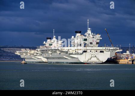 Le portaerei della Royal Navy HMS Queen Elizabeth e HMS Prince of Wales insieme alla base navale di Portsmouth. Foto Stock