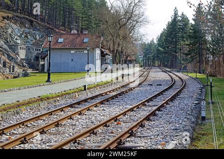 Mokra Gora, Serbia - 18 marzo 2017: Piattaforma della stazione ferroviaria di Jatare a Sargan otto due binari ferrovia a scartamento ridotto. Foto Stock