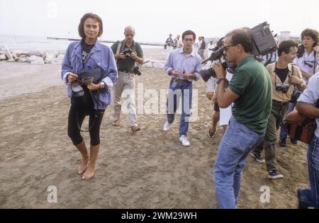 MME4807249 Lido di Venezia, Mostra del Cinema di Venezia 1988; (add.info.: Lido di Venezia, Mostra del Cinema di Venezia 1988. Fotografa scatta foto dell'attrice svedese Lena Olin, membro del Festival della giuria, sulla spiaggia del Lido/Lido di Venezia, Mostra del Cinema di Venezia 1988. I Photo ritraggono l'attrice svedese Lena Olin, membro della giuria, sulla spiaggia del Lido -); © Marcello Mencarini. Tutti i diritti riservati 2023. Foto Stock