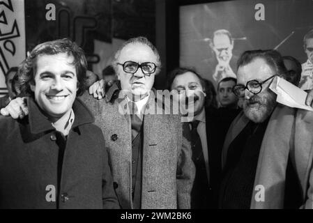 7395023 da sinistra a destra: Giornalista Giovanni Minoli, regista Federico Fellini, giornalista Gianni Minà e regista Sergio Leone, c.1985 (foto in bianco e nero); © Marcello Mencarini. Tutti i diritti riservati 2024. Foto Stock