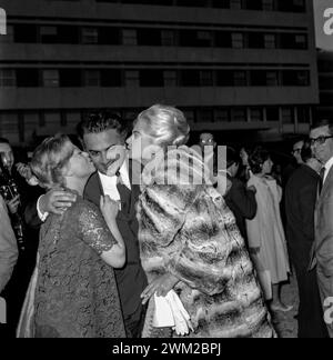 7395014 Festa per il film 'Boccaccio '70'. Direttore Federico Fellini (centro) baciato dalla moglie Giulietta Masina (sinistra) e Anita Ekberg, Roma, 1961 (foto b/n); foto © Aldo Durazzi/Marcello Mencarini Archives. Foto Stock