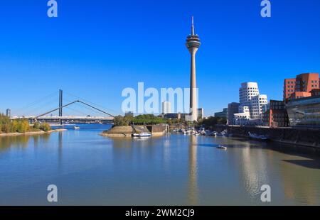 Skyline di Duesseldorf con il reno e il porto Foto Stock