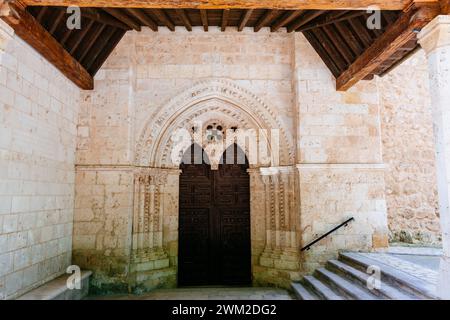 Sotto l'atrio si trova una bella porta di transizione dal romanico al gotico. Chiesa di Santa María de la Peña. xiii secolo. Prado de Santa Mar Foto Stock