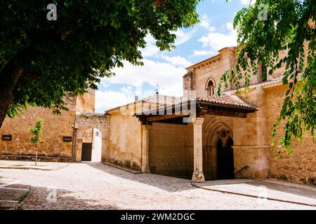 Abbazia di Santa María de la Peña. xiii secolo. Prado de Santa María, recinzione murata del castello Piedra Bermeja. Brihuega, la Alcarria, Guadalajara Foto Stock
