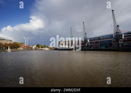 Il porto galleggiante di Bristol mostra le quattro gru del Prince's Wharf di fronte al M-Shed Foto Stock