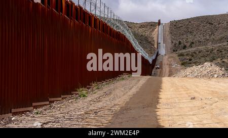 Jacumba Hot Springs, California, Stati Uniti. 20 febbraio 2024. Il muro di confine delle sorgenti termali di Jacumba in California fortifica il confine tra Stati Uniti e Messico, affrontando i problemi di sicurezza e gestendo l'immigrazione nella regione (Credit Image: © Walter G Arce Sr Grindstone medi/ASP) SOLO PER L'USO EDITORIALE! Non per USO commerciale! Foto Stock