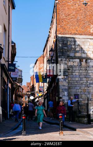 Intersezione tra Shambles e Saint Crux Pje. Strade storiche di York, Inghilterra, con edifici medievali conservati, alcuni risalenti fino al Foto Stock