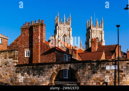 Towers of Cathedral and MetroPolitical Church of Saint Peter in York, comunemente nota come York Minster, è la cattedrale di York. Ingresso principale del c Foto Stock