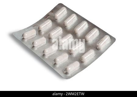 Un set di pillole, impilate ordinatamente in una pila, posizionate su uno sfondo bianco pulito. Potete vedere il pacchetto con le capsule bianche Foto Stock