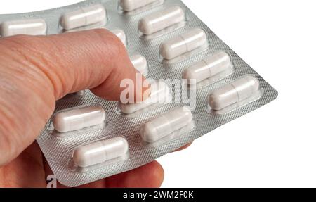 Persone che tengono a mano confezione di pillole isolata Foto Stock