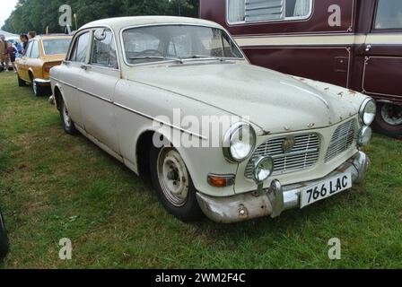 Una Volvo Amazon 121 del 1968 parcheggiata in mostra al 48th Historic Vehicle Gathering, Powderham, Devon, Inghilterra, Regno Unito. Foto Stock