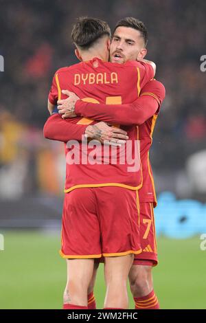 Stadio Olimpico, Roma, Italia. 22 febbraio 2024. Europa League, play-off di Knockout Round, Second Leg Football; Roma contro Feyenoord; Lorenzo Pellegrini dell'AS Roma festeggia dopo aver segnato il gol per 1-1 al 15° minuto Credit: Action Plus Sports/Alamy Live News Foto Stock