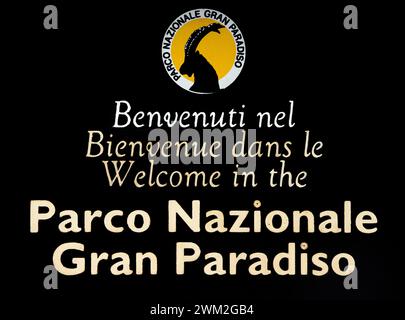 Legno pensione accogliente con il logo del Parco Nazionale del Gran Paradiso nelle Alpi Graian, Italia Foto Stock