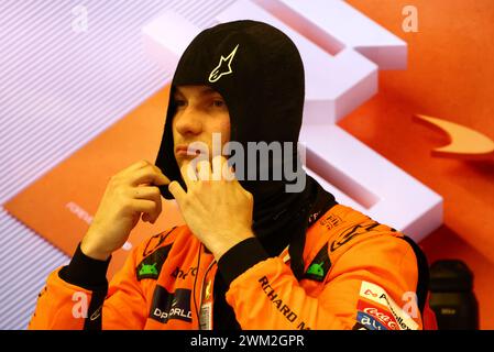 Sakhir, Bahrein. 23 febbraio 2024. Oscar Piastri (AUS) McLaren. Formula 1 Testing, giorno tre, venerdì 23 febbraio 2024. Sakhir, Bahrein. Crediti: James Moy/Alamy Live News Foto Stock