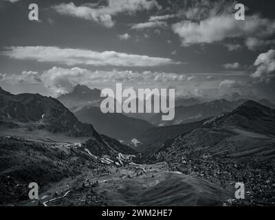 Vista su una valle in alto Adige in bianco e nero Foto Stock