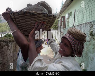 India, Kerala, Munnar: Donne indiane che caricano pietre Foto Stock