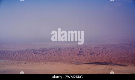 Guardando verso il quartiere vuoto, o Rub' al Khali, dal monte Jebel Hafit, al Ain, Abu Dhabi, Emirati Arabi Uniti Foto Stock