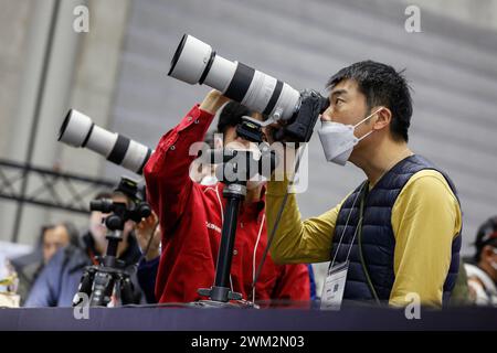 Yokohama, Giappone. 23 febbraio 2024. I visitatori testano le fotocamere Canon durante il CP camera & Photo Imaging Show 2024 al Pacifico Yokohama. La mostra CP presenta le più recenti tecnologie per fotocamere, fotografia e imaging. La mostra di quest'anno si tiene al Pacifico Yokohama e online fino a febbraio 25. (Credit Image: © Rodrigo Reyes Marin/ZUMA Press Wire) SOLO PER USO EDITORIALE! Non per USO commerciale! Foto Stock