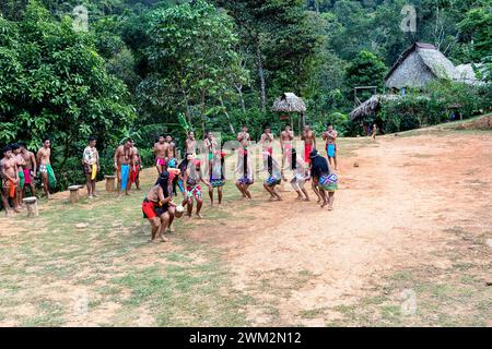 Le donne della tribù di Embera indossate con i loro abiti tradizionali che eseguono danze tradizionali di embera in un villaggio nel parco nazionale di chagres a panama Foto Stock