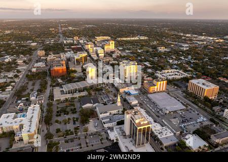 Sarasota, Florida al tramonto. Architettura americana del centro cittadino con alti edifici di uffici. Sviluppo immobiliare in Florida. USA Travel desti Foto Stock