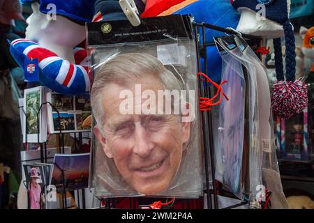 Windsor, Berkshire, Regno Unito. 23 febbraio 2024. Una maschera facciale nuova di re Carlo III Il Royal Borough of Windsor & Maidenhead (RBWM) è considerato una tassa di soggiorno. La questione è stata presentata alla riunione del gabinetto RBWM martedì questa settimana. RBWM si trova in una situazione finanziaria terribile con quasi 200 milioni di sterline di debiti. Crediti: Maureen McLean/Alamy Foto Stock