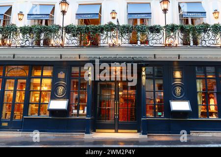 Lo storico Cafe Procope in serata. E' il ristorante piu' vecchio di Parigi in continuo funzionamento - e' stato aperto nel 1686. Foto Stock