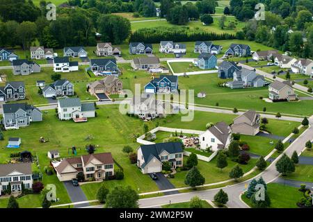 Vista dall'alto delle costose case private a due piani nella periferia di Rochester NY. Nuove case di famiglia in una comunità di lusso. Sviluppo immobiliare in americano Foto Stock