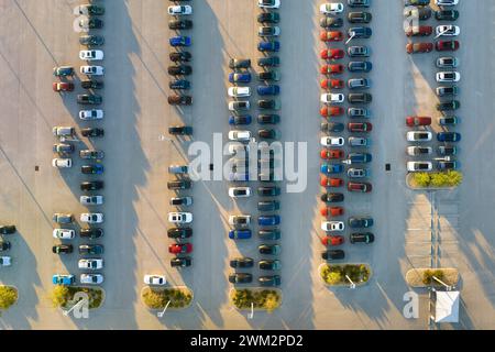 Vista dall'alto del parcheggio all'aperto dei concessionari con molte auto nuove in vendita. Concetto di sviluppo dell'industria automobilistica americana. Foto Stock