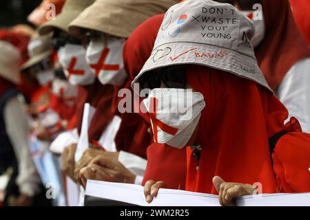 23 febbraio 2024, Yogyakarta, regione speciale di Yogyakarta, Indonesia: i manifestanti hanno tenuto una manifestazione per respingere i risultati delle elezioni generali, che hanno affermato essere "truccati", in cui il ministro della difesa indonesiano Prabowo Subianto avrebbe vinto le elezioni presidenziali, nonché il sindaco di Surakarta e il figlio del presidente indonesiano Joko Widodo, Gibran Rakabuming Raka come vice presidente sulla base dei risultati preliminari, sul lato della strada nella città di Yogyakarta. (Credit Image: © Angga Budhiyanto/ZUMA Press Wire) SOLO PER USO EDITORIALE! Non per USO commerciale! Foto Stock