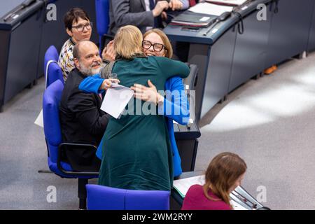 155. Sitzung des Bundestages AM 23. Febbraio 2024 Deutschland, Berlin den 23.02.2024: MDB Ria Schröder FDP umarmt MDB Nina Stahr Bündnis 90 / Die Grünen nachdem Frau Stahr ihren Mandat bei der Neu- bzw. Cappello Teil-Wiederholungswahlen a Berlino verloren. *** 155 sessione del Bundestag il 23 febbraio 2024 Germania, Berlino, 23 02 2024 il deputato Ria Schröder FDP abbraccia il deputato Nina Stahr Bündnis 90 Die Grünen dopo che la signora Stahr ha perso il suo mandato nella nuova o parziale rielezione a Berlino Foto Stock