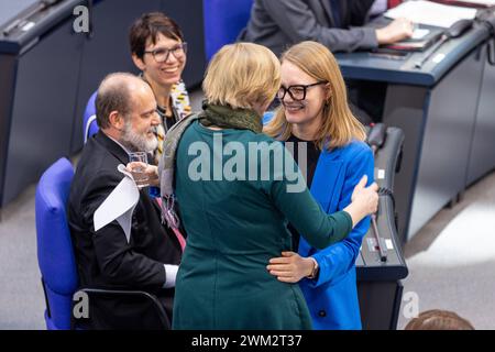 155. Sitzung des Bundestages AM 23. Febbraio 2024 Deutschland, Berlin den 23.02.2024: MDB Ria Schröder FDP umarmt MDB Nina Stahr Bündnis 90 / Die Grünen nachdem Frau Stahr ihren Mandat bei der Neu- bzw. Cappello Teil-Wiederholungswahlen a Berlino verloren. *** 155 sessione del Bundestag il 23 febbraio 2024 Germania, Berlino, 23 02 2024 il deputato Ria Schröder FDP abbraccia il deputato Nina Stahr Bündnis 90 Die Grünen dopo che la signora Stahr ha perso il suo mandato nella nuova o parziale rielezione a Berlino Foto Stock